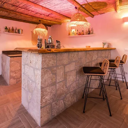 Casa Pelefi Vila *